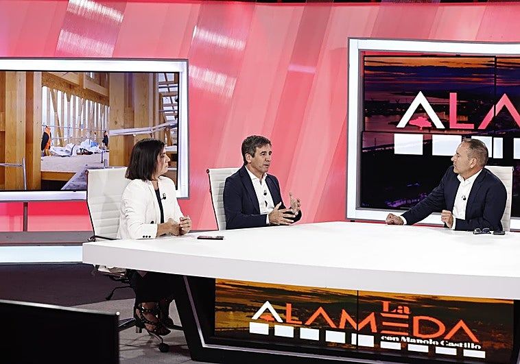 Juan Manuel Sánchez La Chica, flanqueado por Manolo Castillo y Ana Barreales.