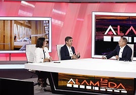 Juan Manuel Sánchez La Chica, flanqueado por Manolo Castillo y Ana Barreales.