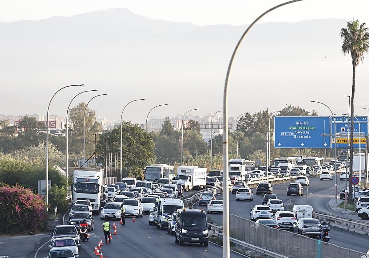 Dos muertos en un accidente de tráfico que obliga a cortar la antigua N-340 en Málaga