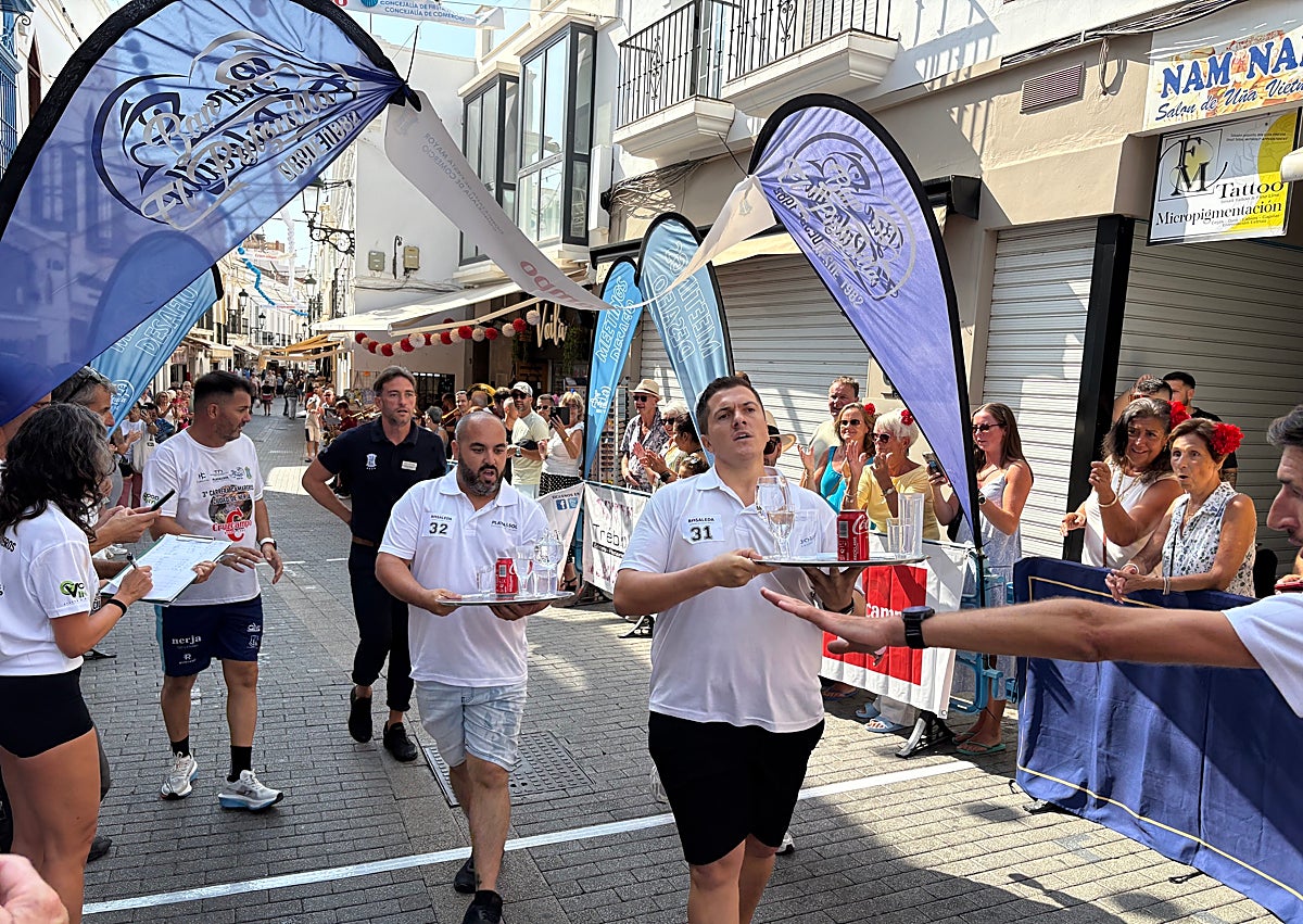 Imagen secundaria 1 - Tres imágenes de la Carrera de Camareros disputada este jueves en Nerja.