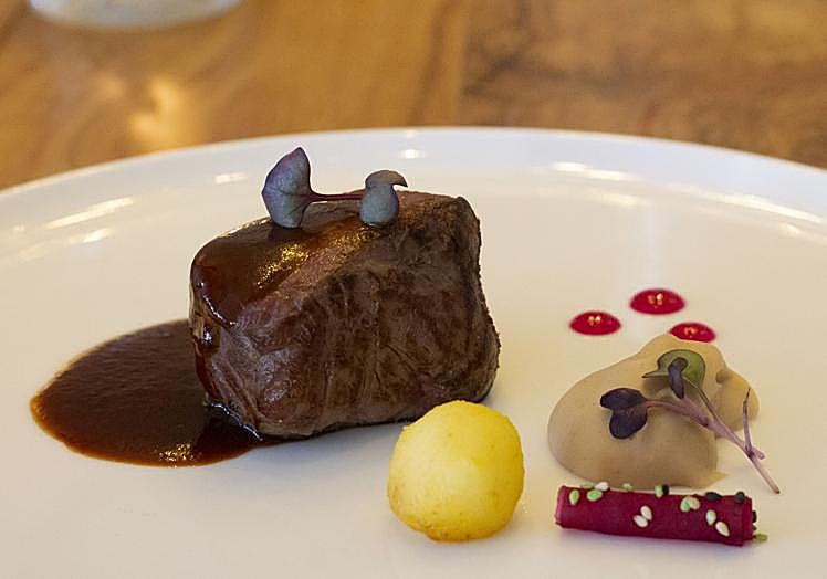 Ciervo con manzana, remolacha y castaña.