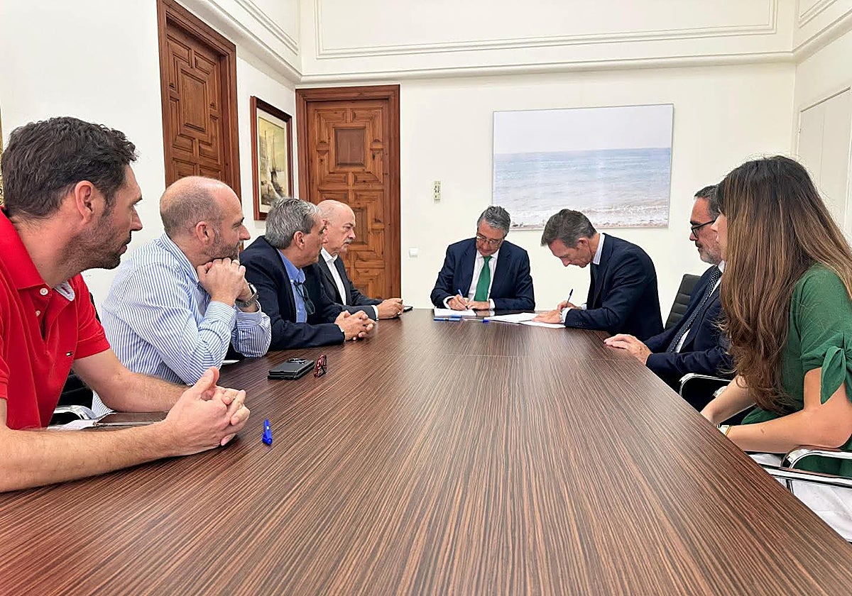 El alcalde de Rincón de la Victoria firma el contrato con el presidente ejecutivo de Sando.