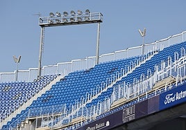 Dos tramos de asientos de La Rosaleda, en la esquina entre Tribuna y Fondo, estrenan sillas para el Málaga-Deportivo.