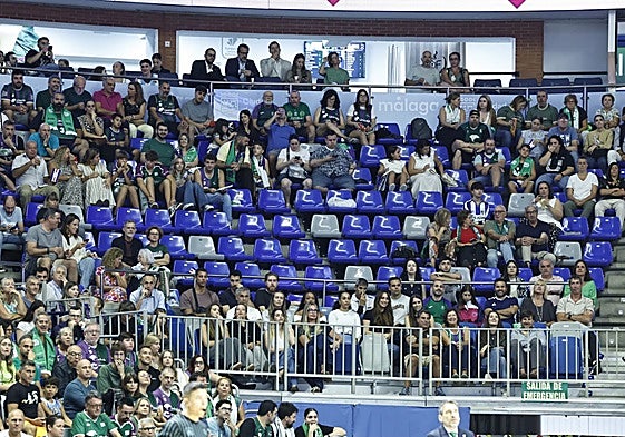 Una de las esquinas del pabellón próxima al banquillo del Unicaja en el partido contra el Mersin.