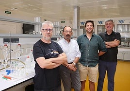 Investigadores malagueños descubren moléculas fluorescentes que brillan en el agua
