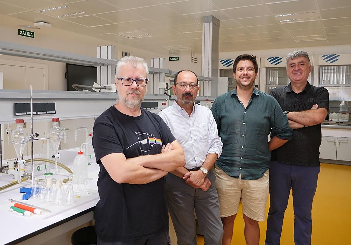 Investigadores malagueños descubren moléculas fluorescentes que brillan en el agua