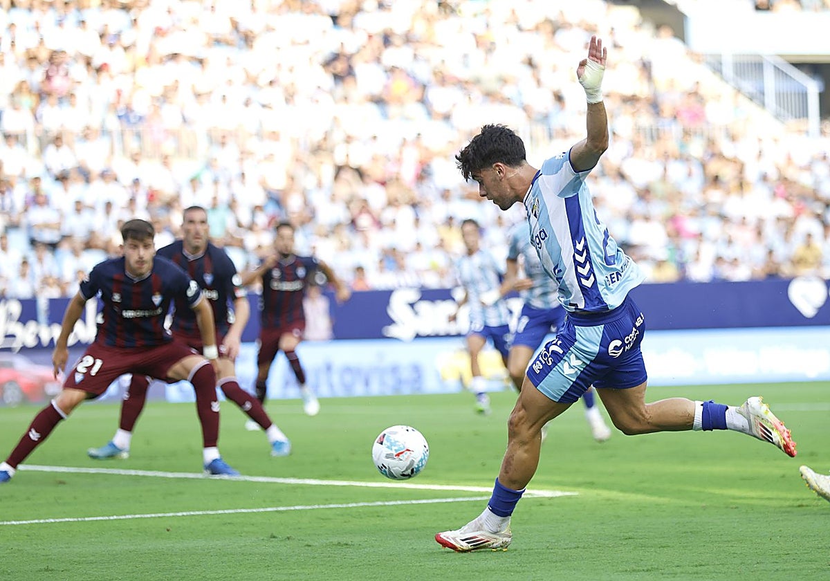 Lobete ejecuta un remate en la primera jornada liguera, ante el Eibar.