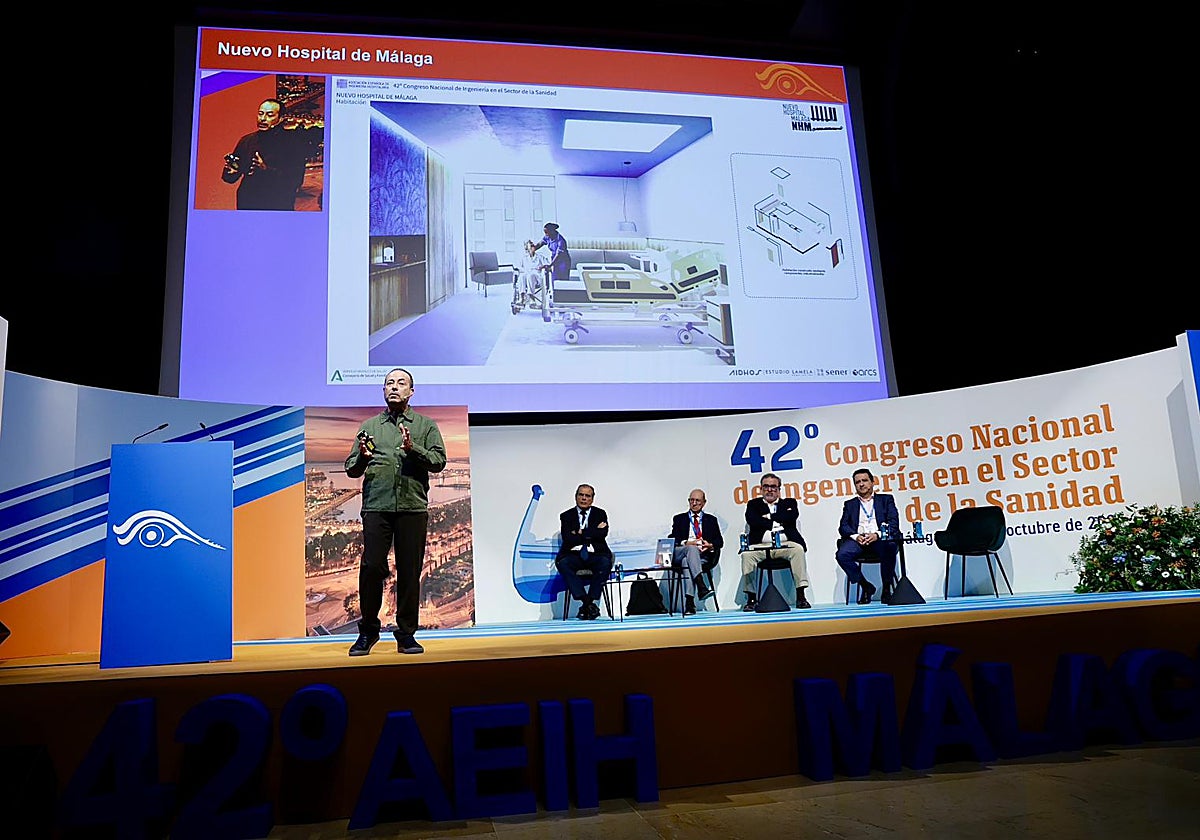 Imagen de la mesa mientras expone Antonio Ocaña.