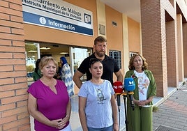 Mónica Monedero, en el centro, a las puertas del IMV, con miembros del grupo municipal Con Málaga.