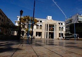 El alcalde de Rincón de la Victoria firma el contrato con el presidente ejecutivo de Sando.