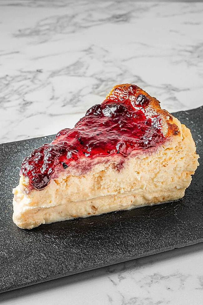 Tarta de queso con arándanos.