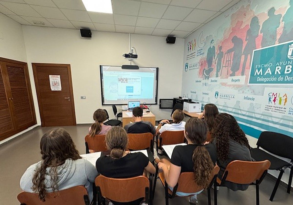 Los adolescentes forman parte del Consejo Municipal de Infancia y Adolescencia de Marbella.