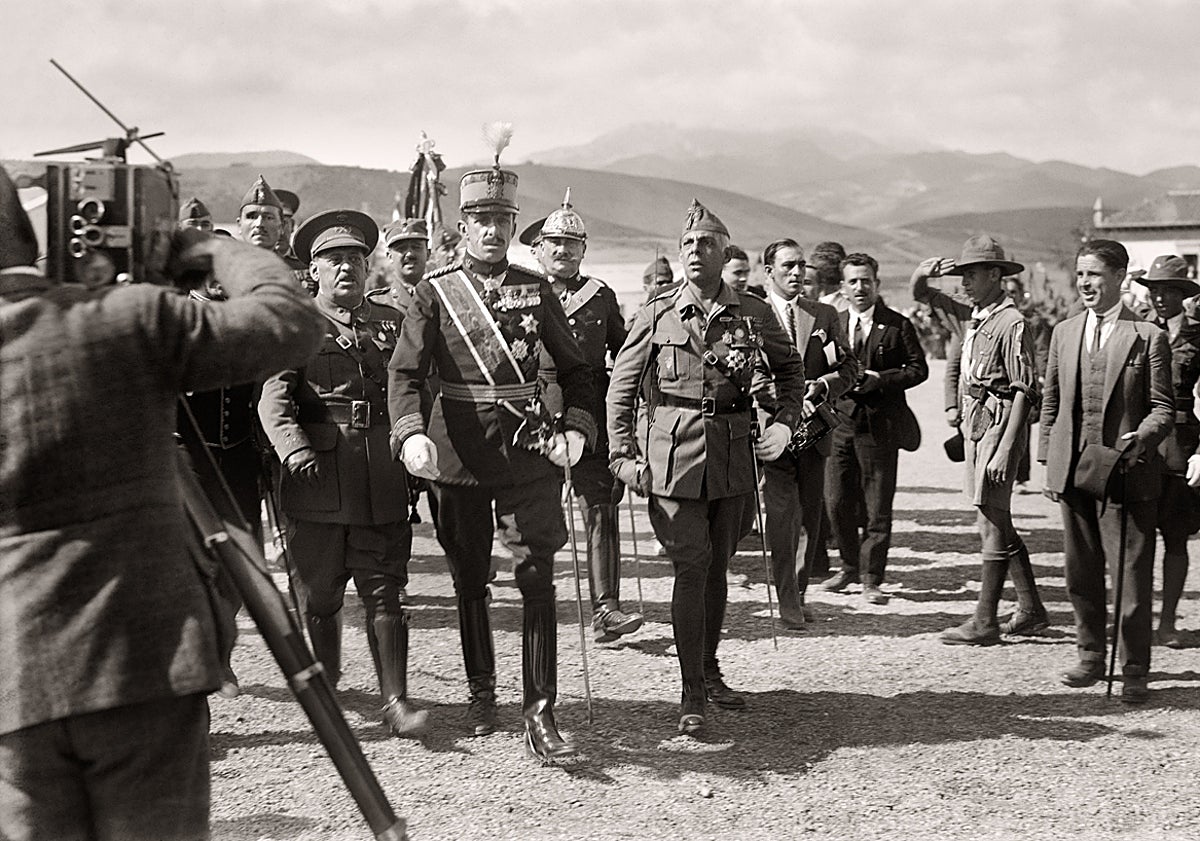 Imagen principal - Llegada al cuartel de Dar Riffien del Rey Alfonso XIII. 5 de octubre de 1927; Zoco del trigo. Tetuán, 1928 y retrato del gran visir Sidi Mohamed Ben Azuz.