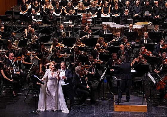 Ainhoa Arteta y José Bros junto a José María Moreno al frente de la OFM y el Coro de Ópera de Málaga.