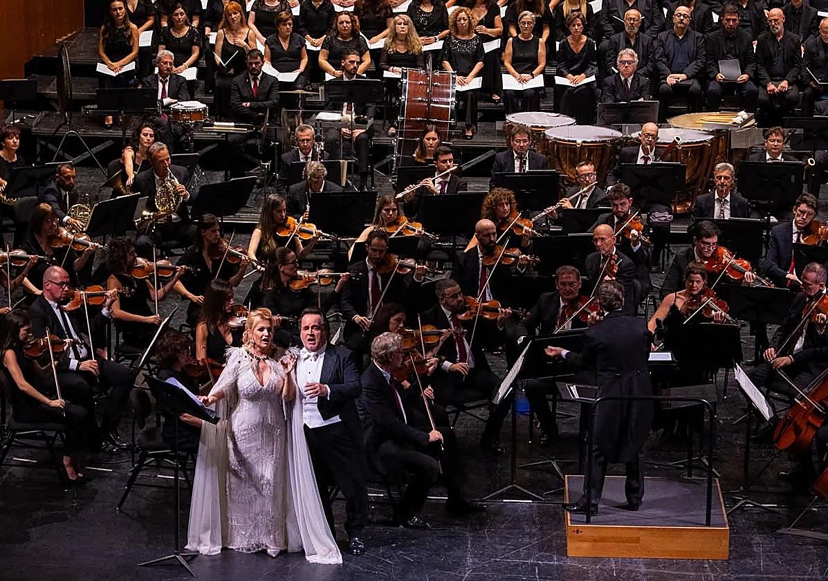 Ainhoa Arteta y José Bros junto a José María Moreno al frente de la OFM y el Coro de Ópera de Málaga.