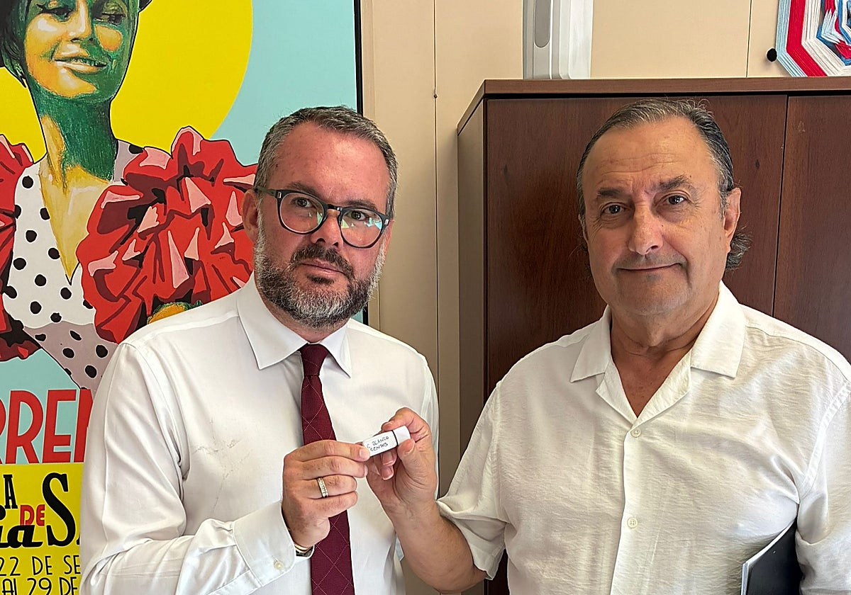 El concejal de Cultura recibe el lápiz de memoria de manos del cronista.