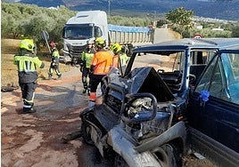 Bomberos excarcelan al conductor de un coche tras un accidente en Villanueva del Rosario