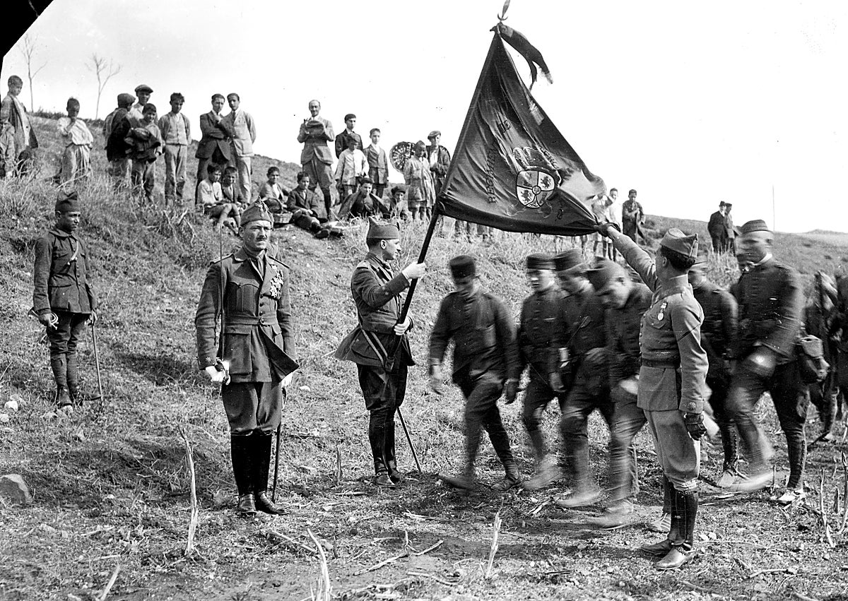 Imagen secundaria 1 - El trasatlántico Roma-Ceuta. 1924; Primera jura de bandera de la Legión, en Ceuta, octubre de 1920 e inauguración del muelle 'Alfonso XIII', en Ceuta, 1928.