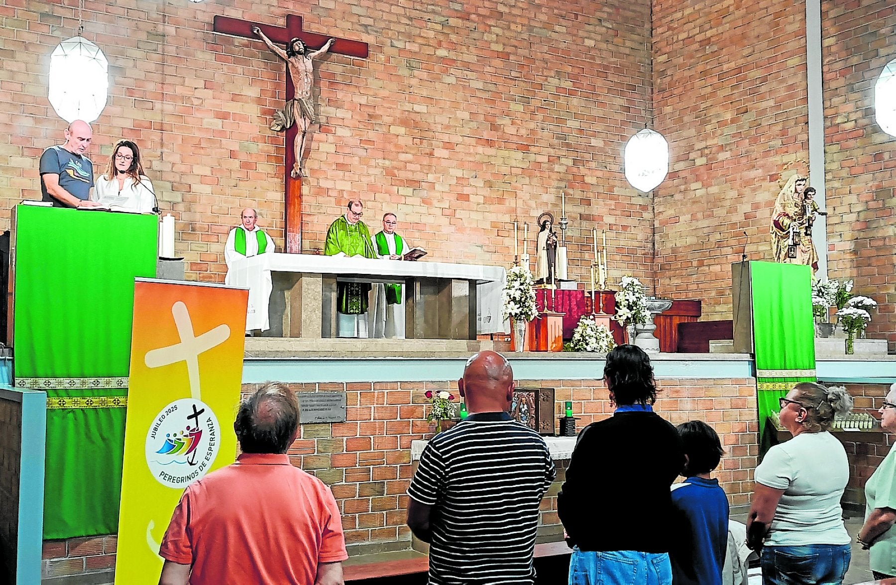 Celebración de la misa por el trabajo decente en la iglesia de Stella Maris.