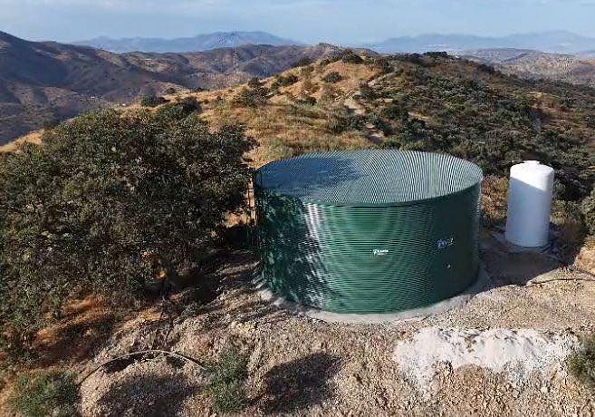 Nuevo depósito de 500.000 litros instalado en la zona de Arroyo Ancón y Monterroso, clave para mejorar el abastecimiento de agua en el municipio de Almogía.