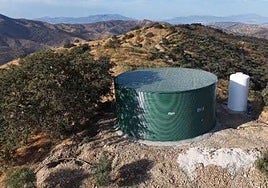 Nuevo depósito de 500.000 litros instalado en la zona de Arroyo Ancón y Monterroso, clave para mejorar el abastecimiento de agua en el municipio de Almogía.
