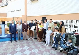 La alcaldesa, Ángeles Muñoz, y el teniente de alcalde sampedreño, Javier García, posan con la familia de Paco Álvarez.