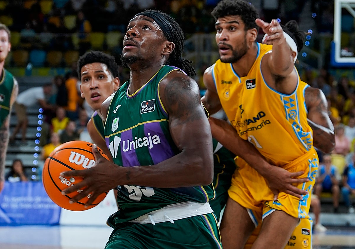 Perry enfila el camino al aro en el partido jugado en el Gran Canaria Arena.