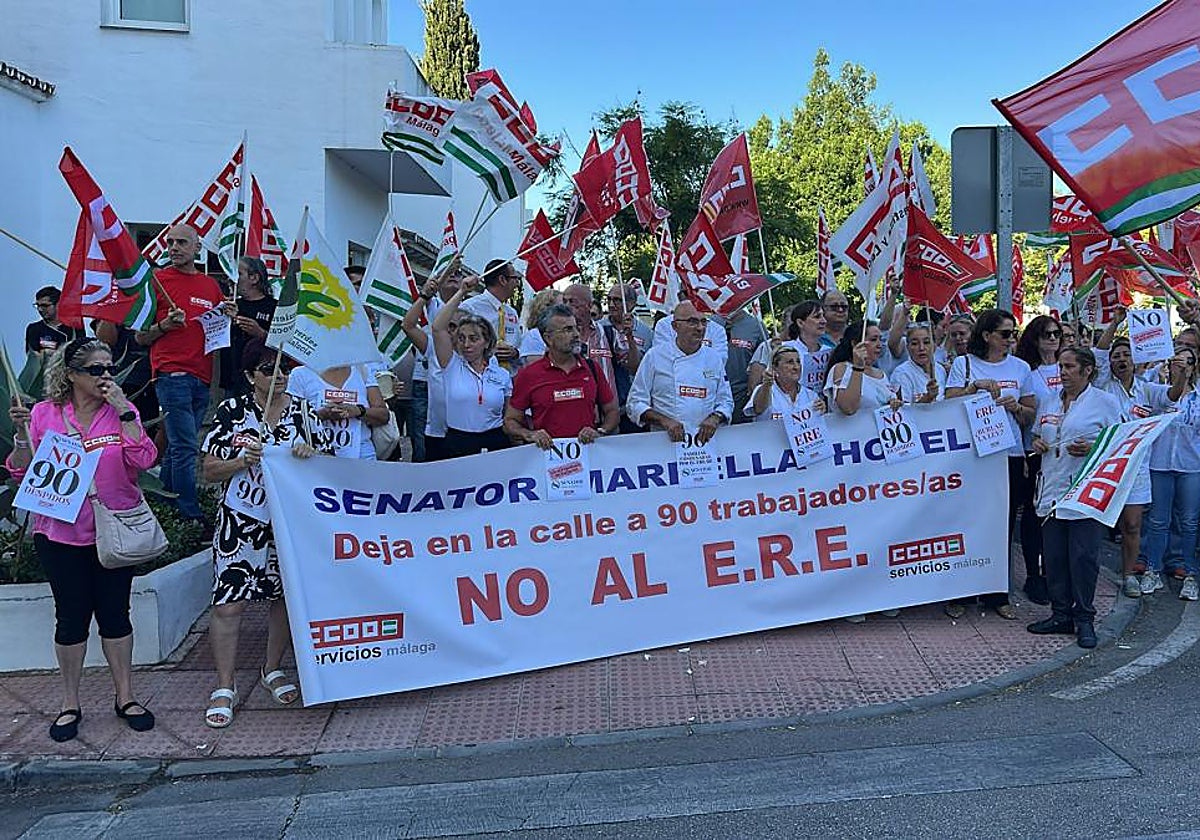 Imagen de una concentración de los trabajadores a las puertas del hotel Senator Marbella.
