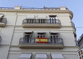 ¿Me pueden multar por colgar una bandera en la fachada de casa? Esto es lo que dice la ley