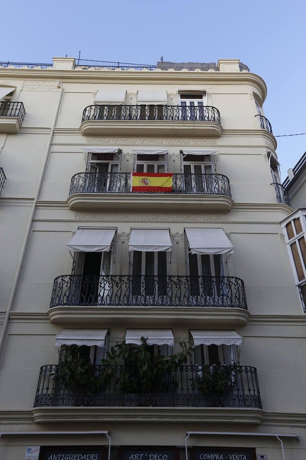 ¿Me pueden multar por colgar una bandera en la fachada de casa? Esto es lo que dice la ley