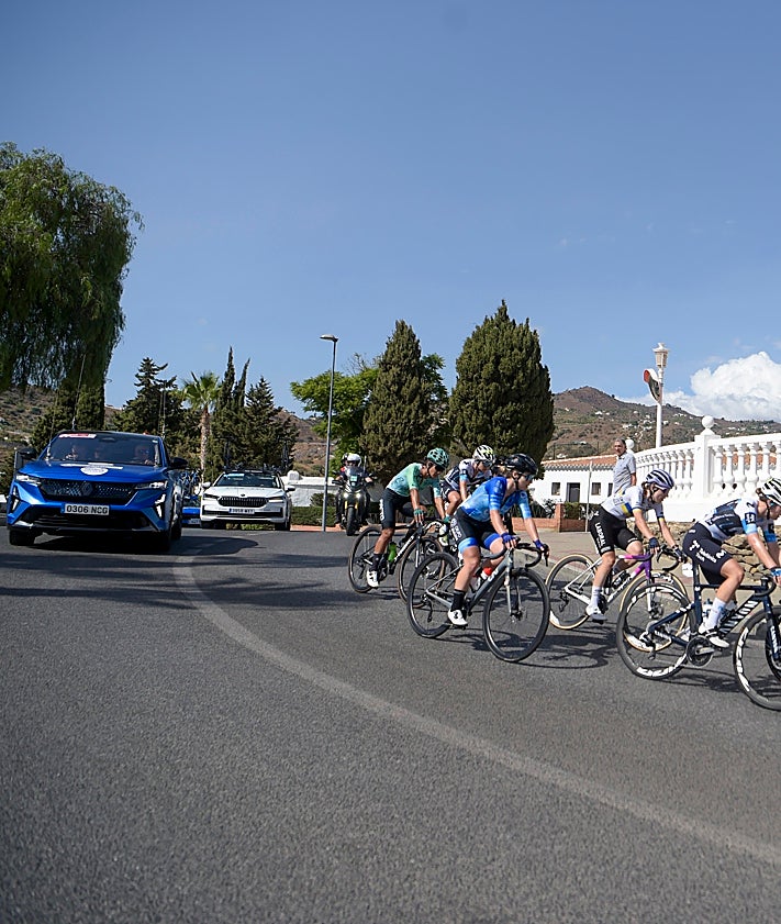Imagen secundaria 2 - Tres imágenes de la prueba deportiva femenina disputada este sábado en Torrox.