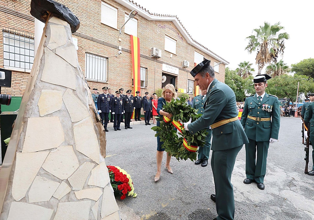 Homenaje a los Caídos en el acto celebrado en el acuartelamiento de la barriada de Leganitos.