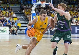 Samar es defendido por Alberto Díaz.