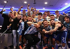 Dean Huijsen celebra la victoria del Málaga en el vestuario con los futbolistas blanquiazules.