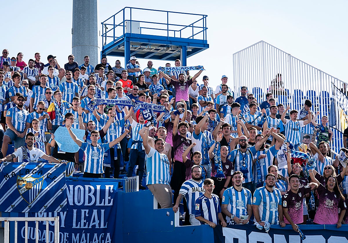 Aficionados del Málaga que se desplazaron a Leganés en el último enfrentamiento de estos equipos en Butarque, en la temporada 2022-23.