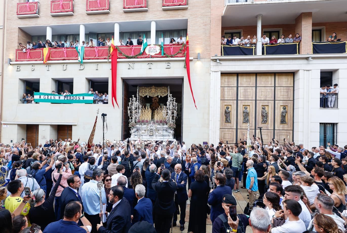 La procesión extraordinaria de la Virgen del Gran Perdón por el centenario de la Hermandad del Prendimiento, en imágenes