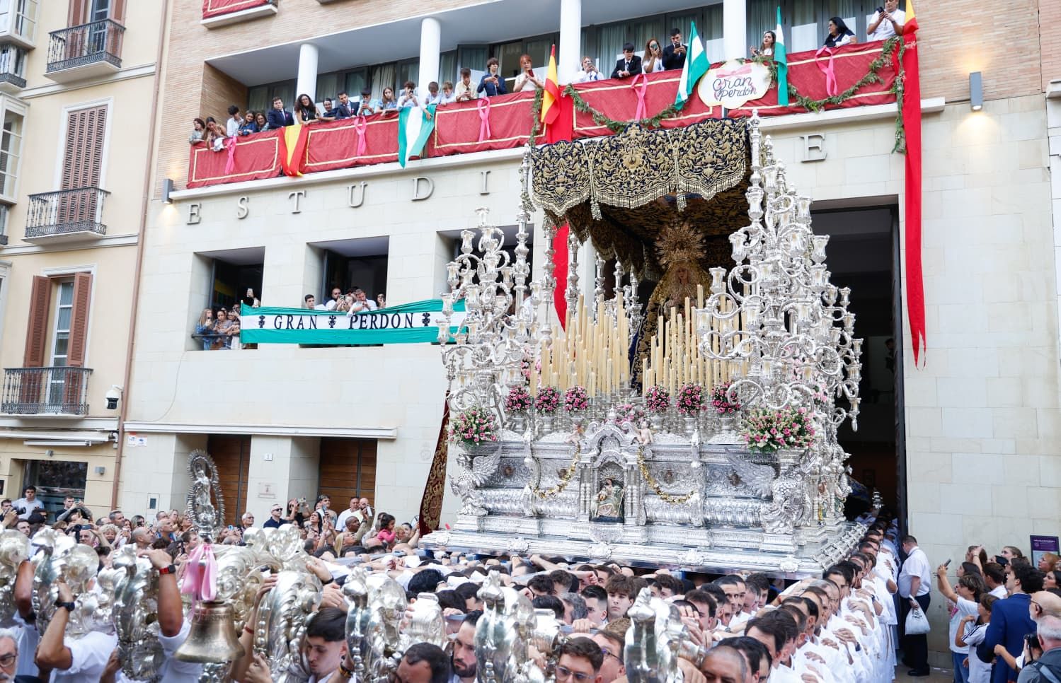 La procesión extraordinaria de la Virgen del Gran Perdón por el centenario de la Hermandad del Prendimiento, en imágenes