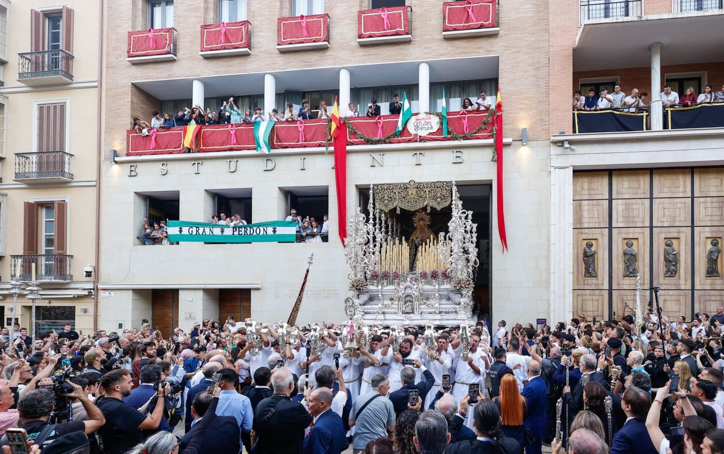 La procesión extraordinaria de la Virgen del Gran Perdón por el centenario de la Hermandad del Prendimiento, en imágenes