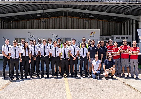Parte del equipo de instructores y TMAs de la escuela de pilotos One Air.