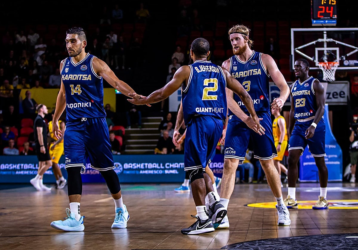 Los jugadores del Karditsa celebran una canasta en el partico contra el Oostende.