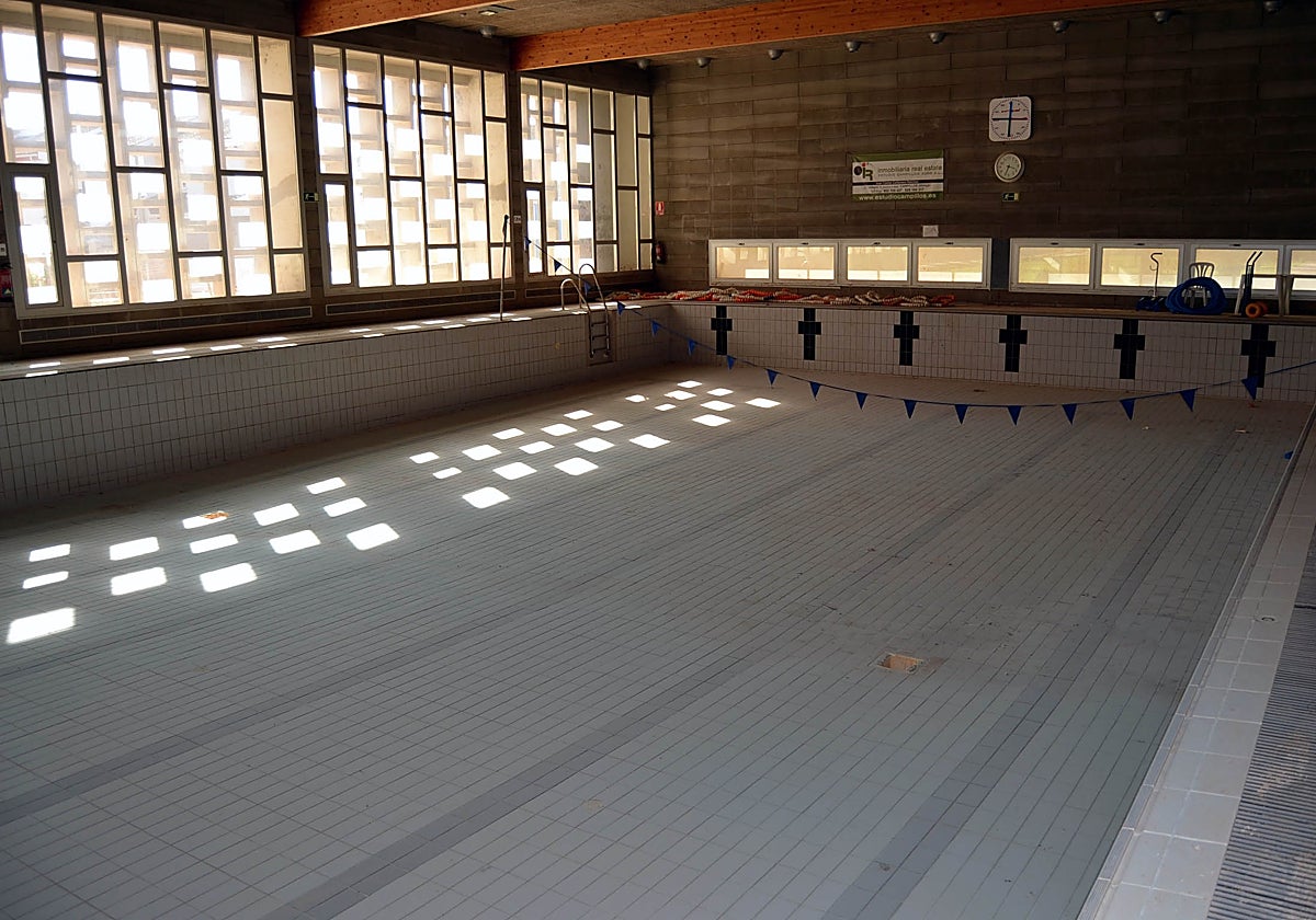 Interior de la piscina cubierta, cerrada desde 2018.