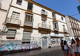 Aspecto de la fachada del edificio del número 9 de la calle Dos Aceras.