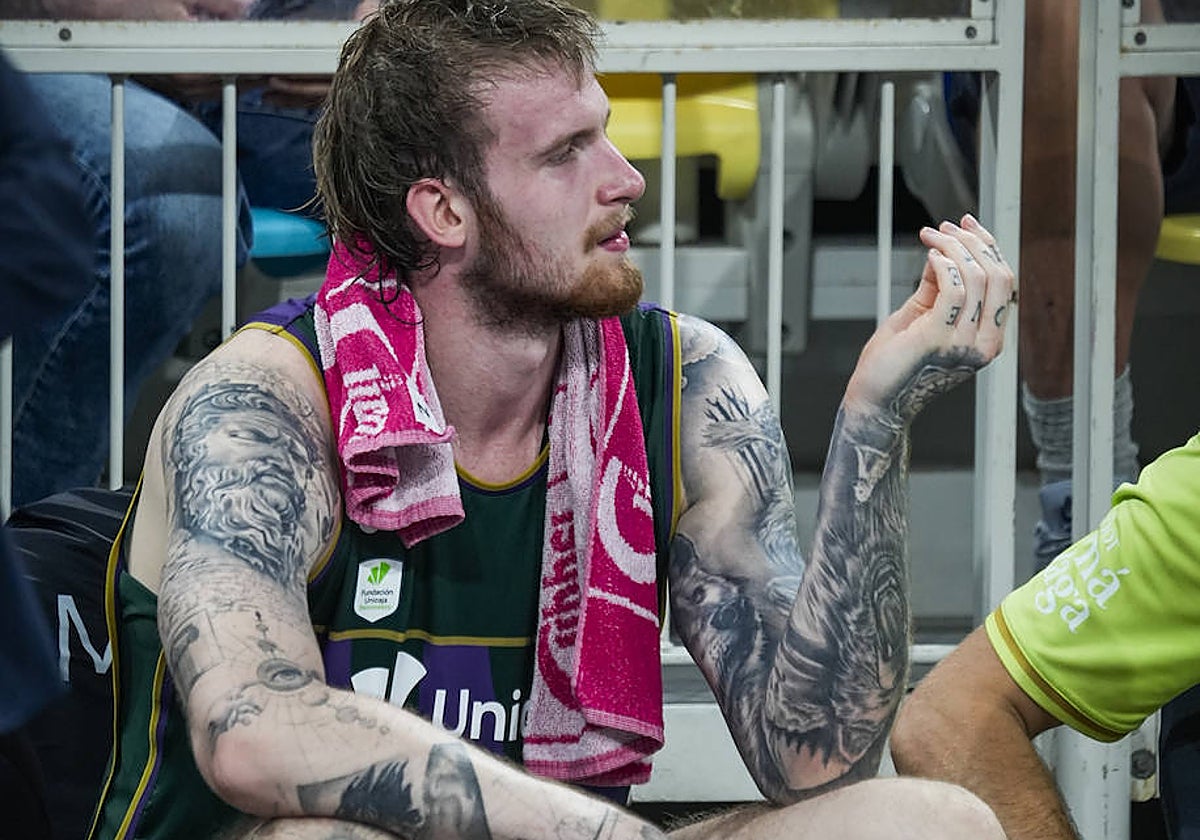 Olek Balcerowski, en el banquillo durante el partido contra el Gran Canaria.
