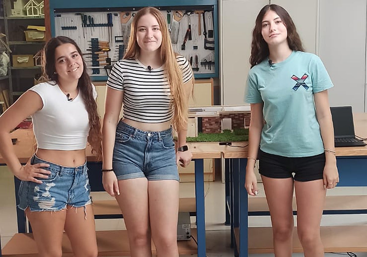 Abril Alarma Dawson, Lola Hermoso García y Lucía Toledano Estanga junto a su proyecto, EcoSmart Home.