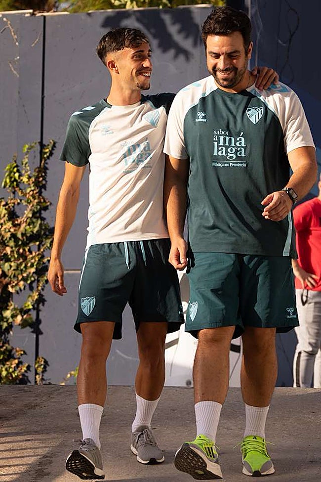 Larrubia se dirige al interior de las instalaciones de La Rosaleda.