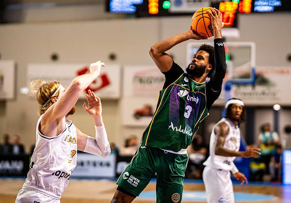 Webb lanza a canasta en el partido jugado en Karditsa.