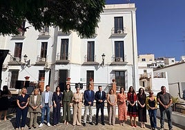 El alcalde de Torrox y el consejero de Justicia, este martes en Torrox con ediles y autoridades.