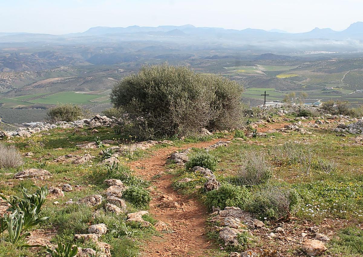 Imagen secundaria 1 - El mirador de la Camorra: el lugar de Alameda desde donde se pueden ver hasta cinco provincias