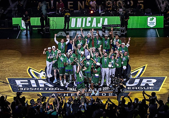 El Unicaja celebra su título de la Champions en Atenas.