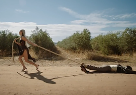 Ana Mena se defiende tras 'matar' a un chico en 'Lárgate': «Los hombres hacen canciones sexualizándonos todo el tiempo y las bailamos»